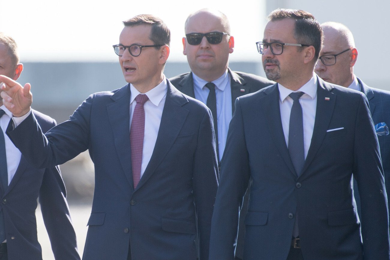 Na pierwszym planie Mateusz Morawiecki i Marcin Horała