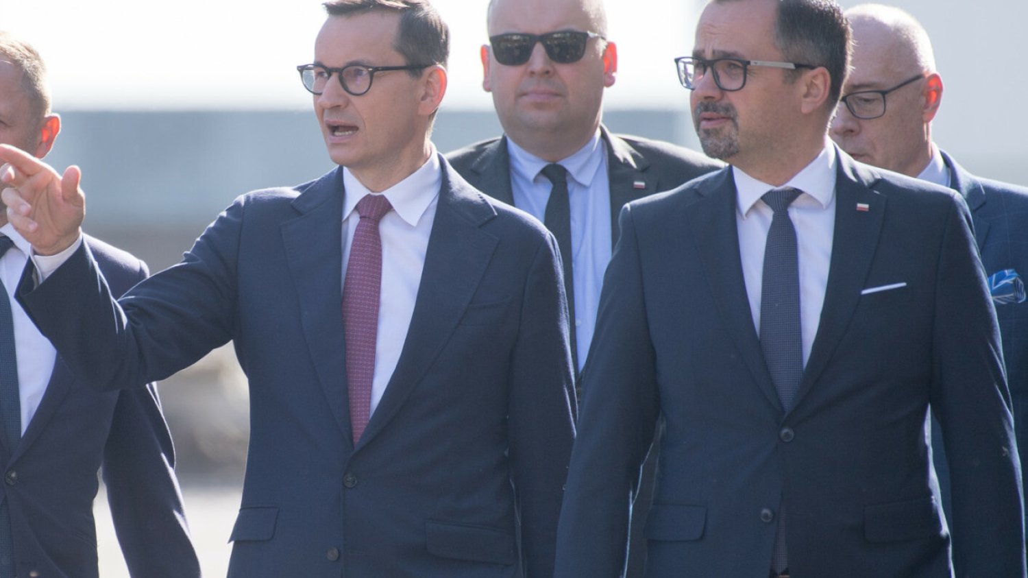Na pierwszym planie Mateusz Morawiecki i Marcin Horała