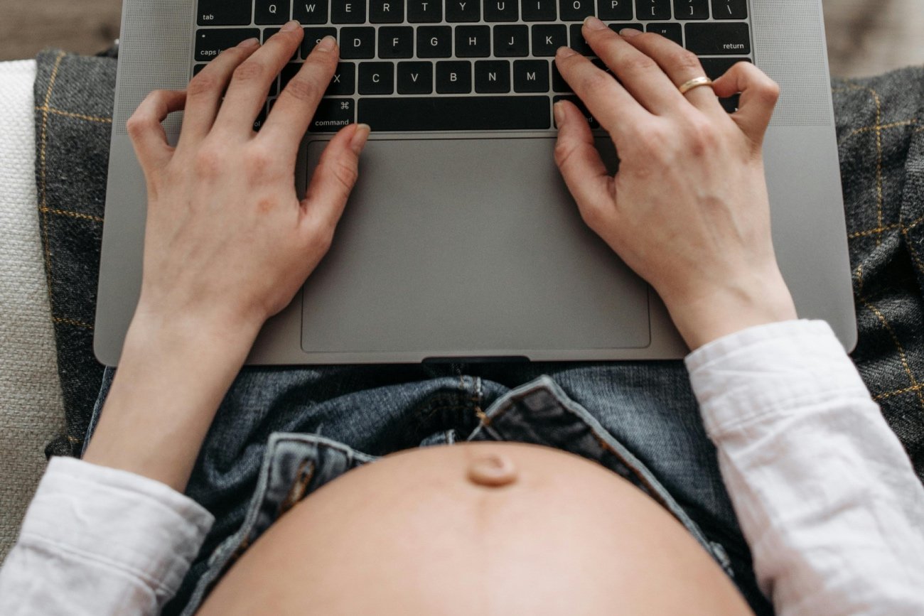 Kobieta została zmuszona do pozostania w pracy mimo rozpoczętej akcji porodowej.