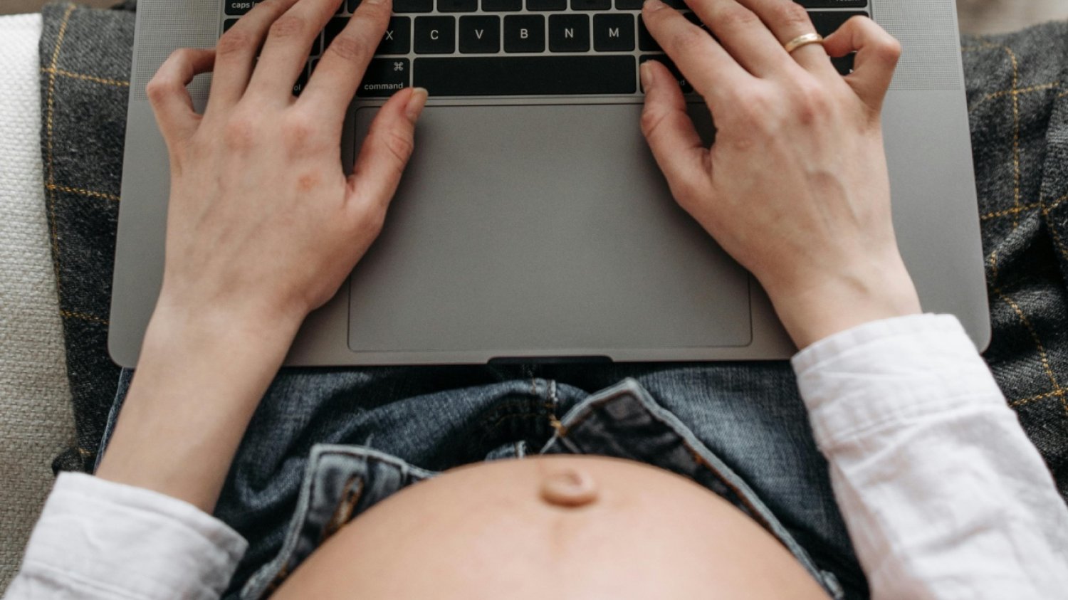 Kobieta została zmuszona do pozostania w pracy mimo rozpoczętej akcji porodowej.
