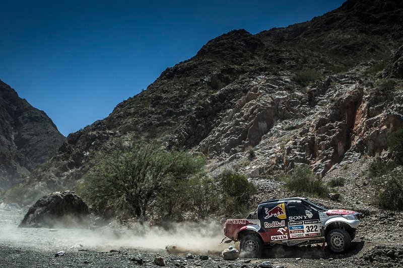 Adam Małysz radzi sobie w Rajdzie Dakar naprawdę dobrze.