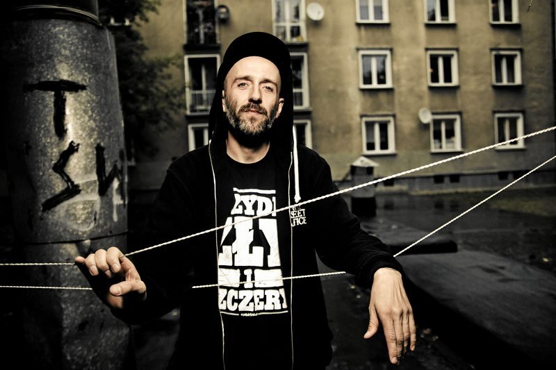 Nie nadawał się do pracy przez tatuaże? Sprawdzamy, komu tatuaż przeszkadza w pracy. Na zdjęciu nowohucki aktywista Maciej Twaróg.