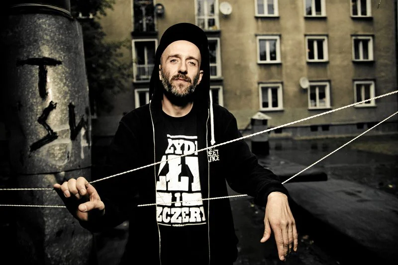 Nie nadawał się do pracy przez tatuaże? Sprawdzamy, komu tatuaż przeszkadza w pracy. Na zdjęciu nowohucki aktywista Maciej Twaróg.