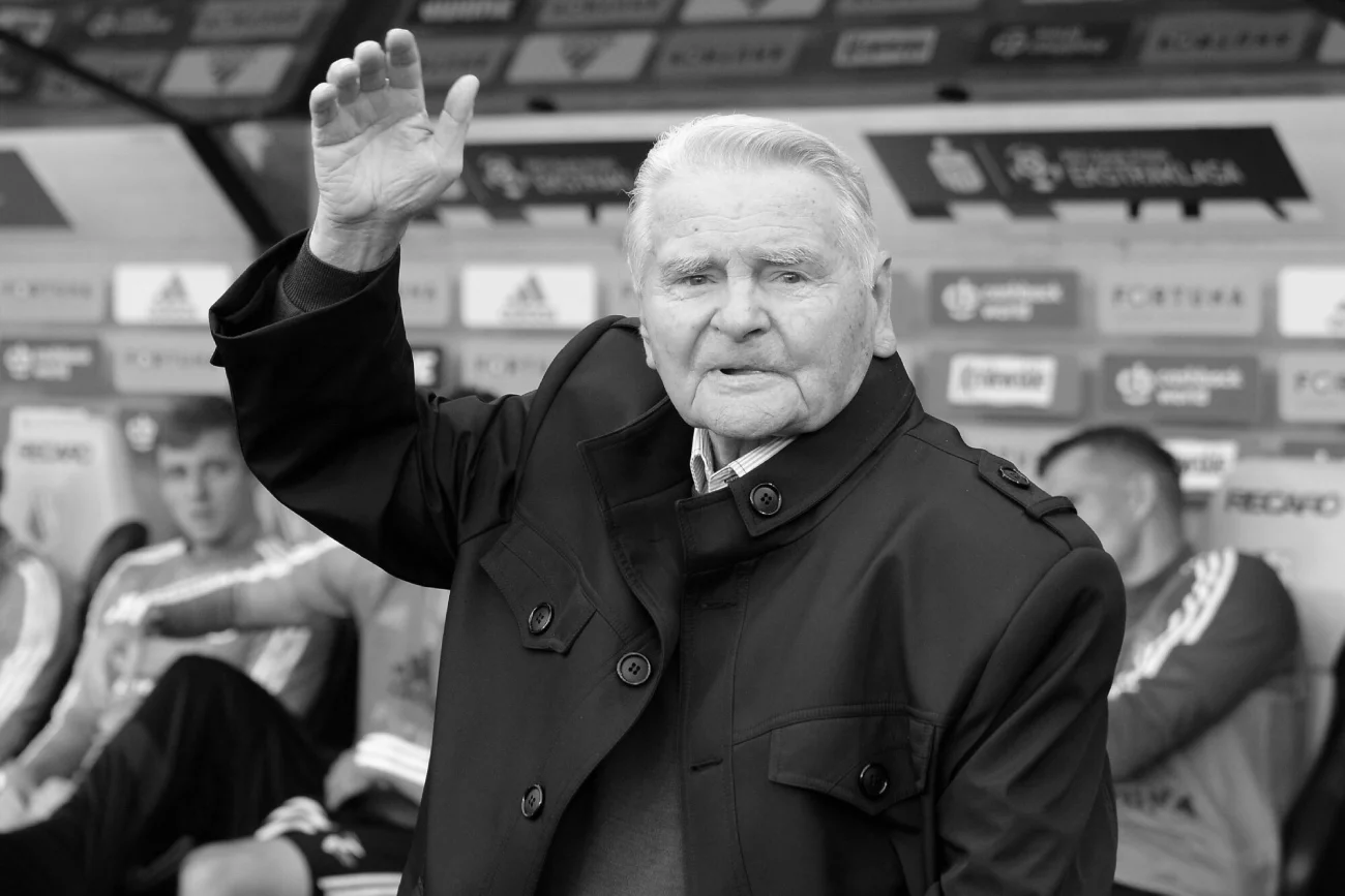 Lucjan Brychaczy nie żyje. Był legendą polskiej piłki nożnej. Tak pożegnali go kibice Legii Warszawa.