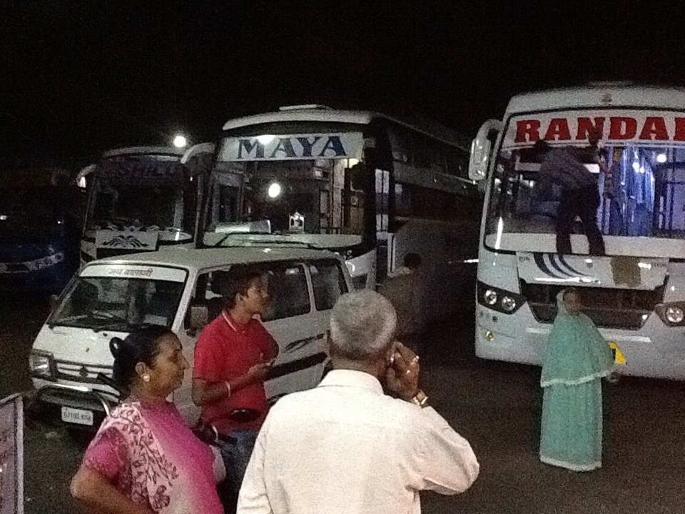 Sleepien Bus pomiedzy Bombajem i Palitana, Indie. Nocny przystanek