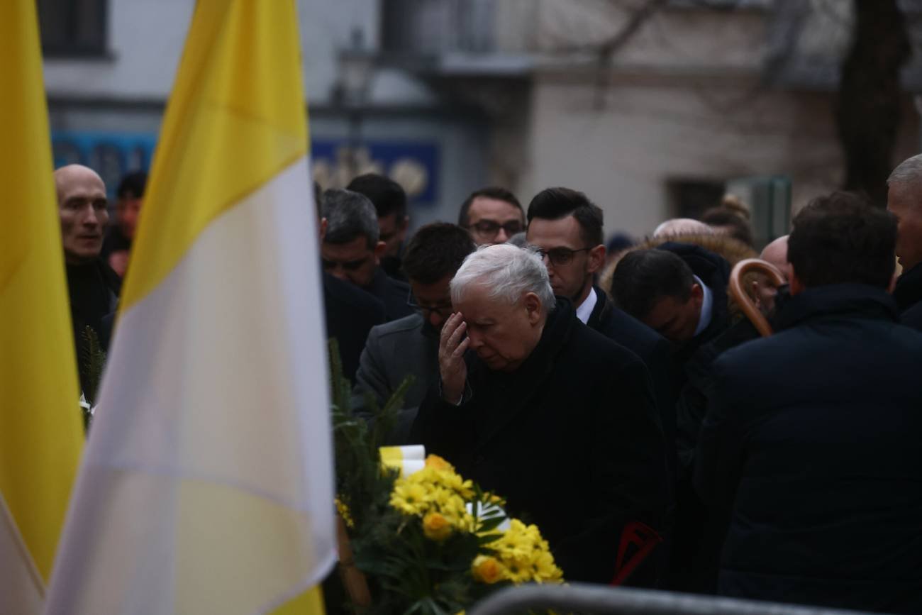 Jarosław Kaczyński na koncercie papieskim. Odgrodzono dla niego pomnik