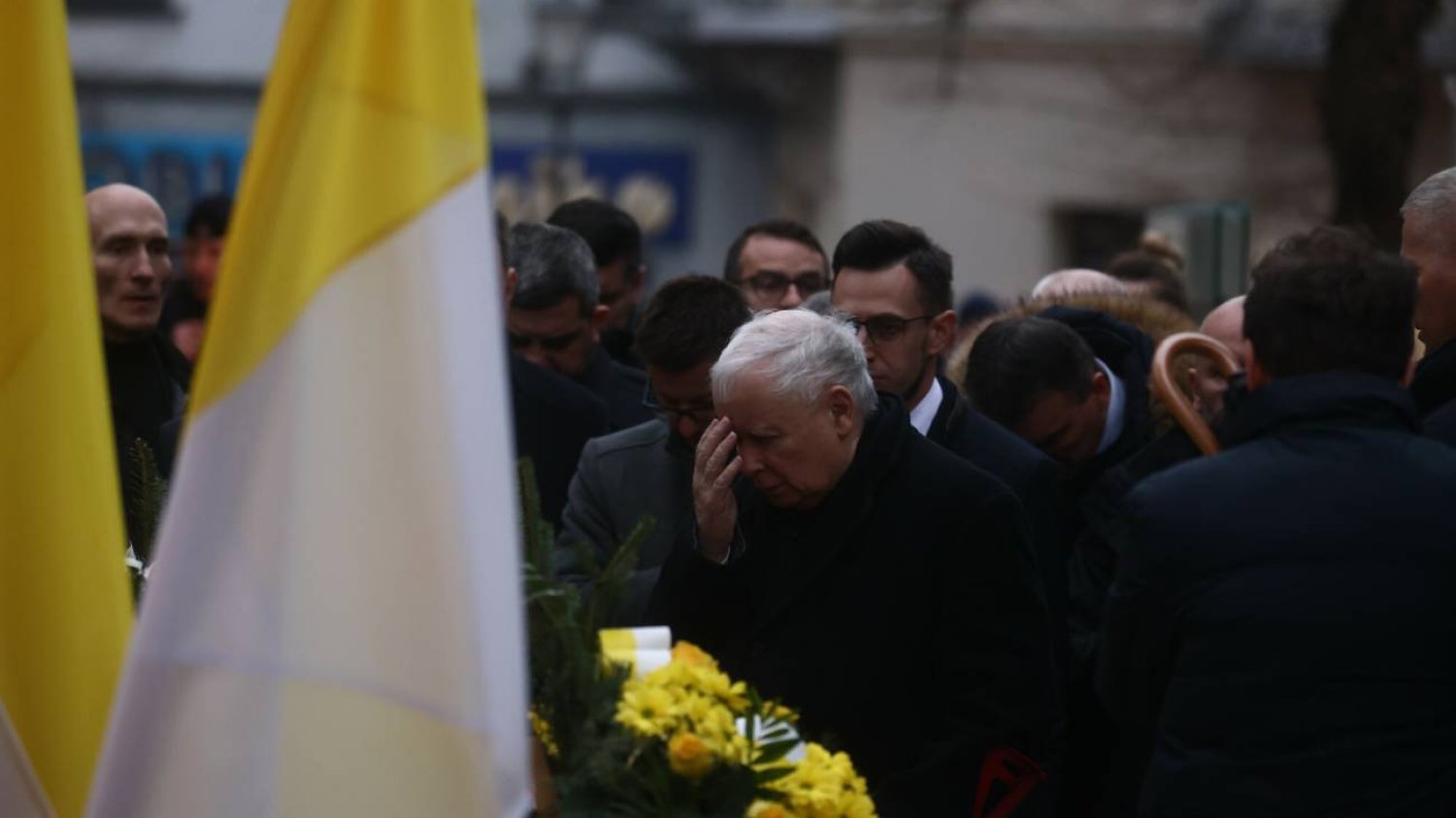 Jarosław Kaczyński na koncercie papieskim. Odgrodzono dla niego pomnik