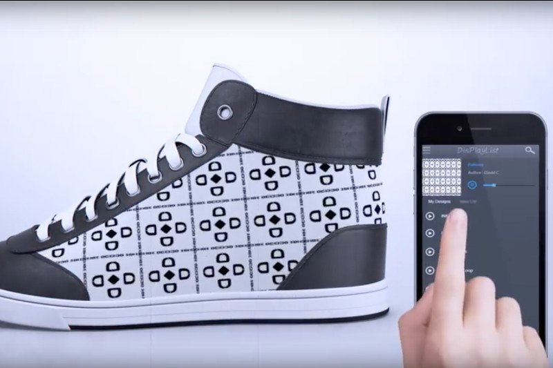 Buty z ekranami i własnoręczne projektowanie ich wyglądu dzięki aplikacji – tak wygląda przyszłość mody.