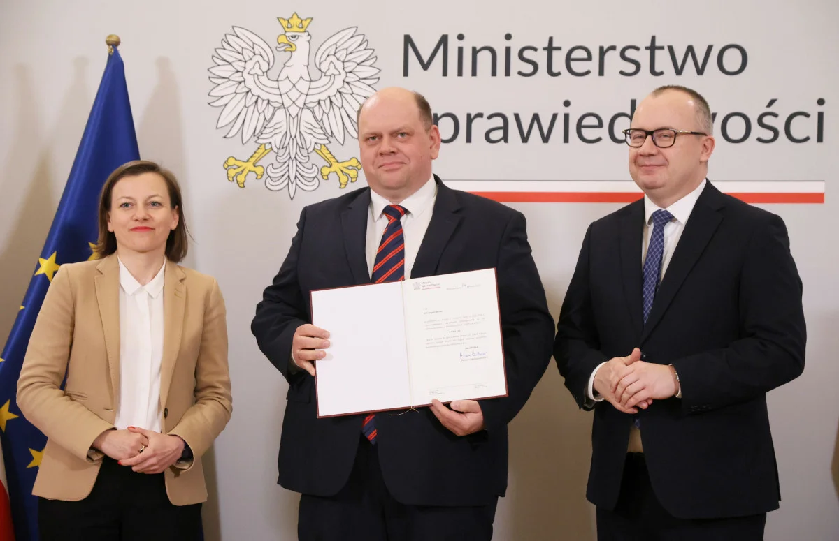 Wiceministra Zuzanna Rudzińska-Bluszcz, mecenas Grzegorz Wrona i minister sprawiedliwości Adam Bodnar Wiceministra Zuzanna Rudzińska-Bluszcz, mecenas Grzegorz Wrona i minister sprawiedliwości Adam Bodnar