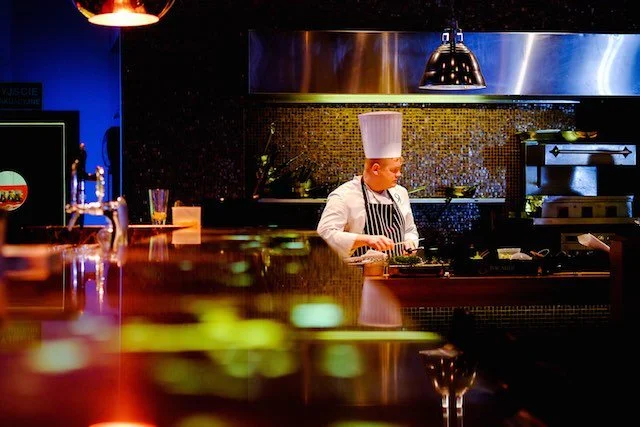 Restauracja 99 w Warszawie znajduje się przy ulicy Jana Pawła II 23.