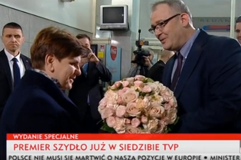 Premier Beata Szydło przyjmuje kwiaty od szefa Telewizyjnej Agencji Inforamacyjnej Mariusza Pilisa.