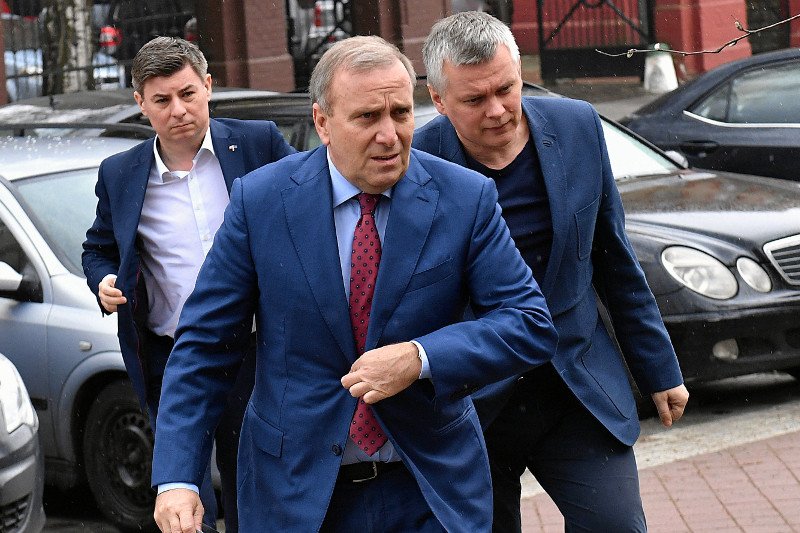 Troje posłów wyrzuconych w styczniu z klubu PO wciąż formalnie w tym klubie pozostaje. "Zarząd Platformy zaplątał się we własne nogi" – pisze "Rzeczpospolita".