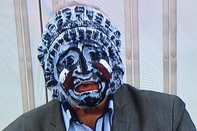 Senator Jan Rulewski nosił maskę podczas wystąpienia, by zaprotestować przeciwko łamaniu Konstytucji przez PiS. Wicemarszałek Maria Koc (PiS) odebrała my głos za "uwłaczanie godności senatora".