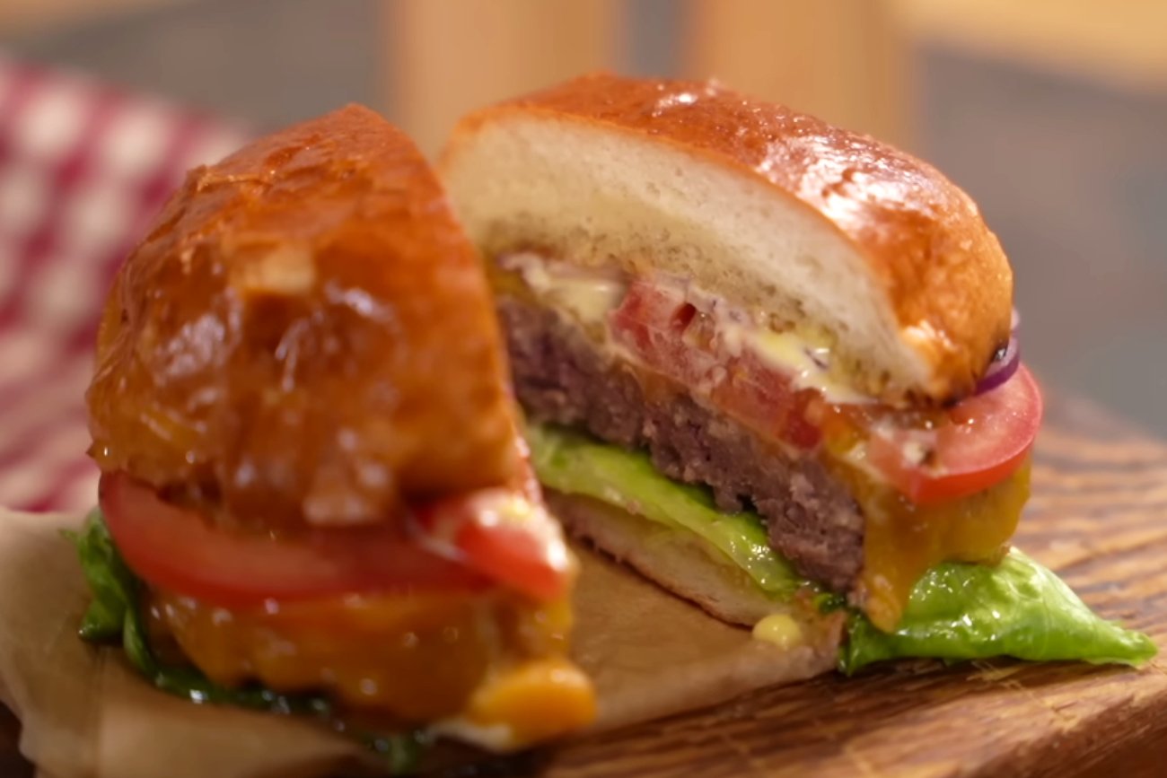 Przepis na genialnego Smash Burgera. Hit z TikToka, który przygotujesz sam