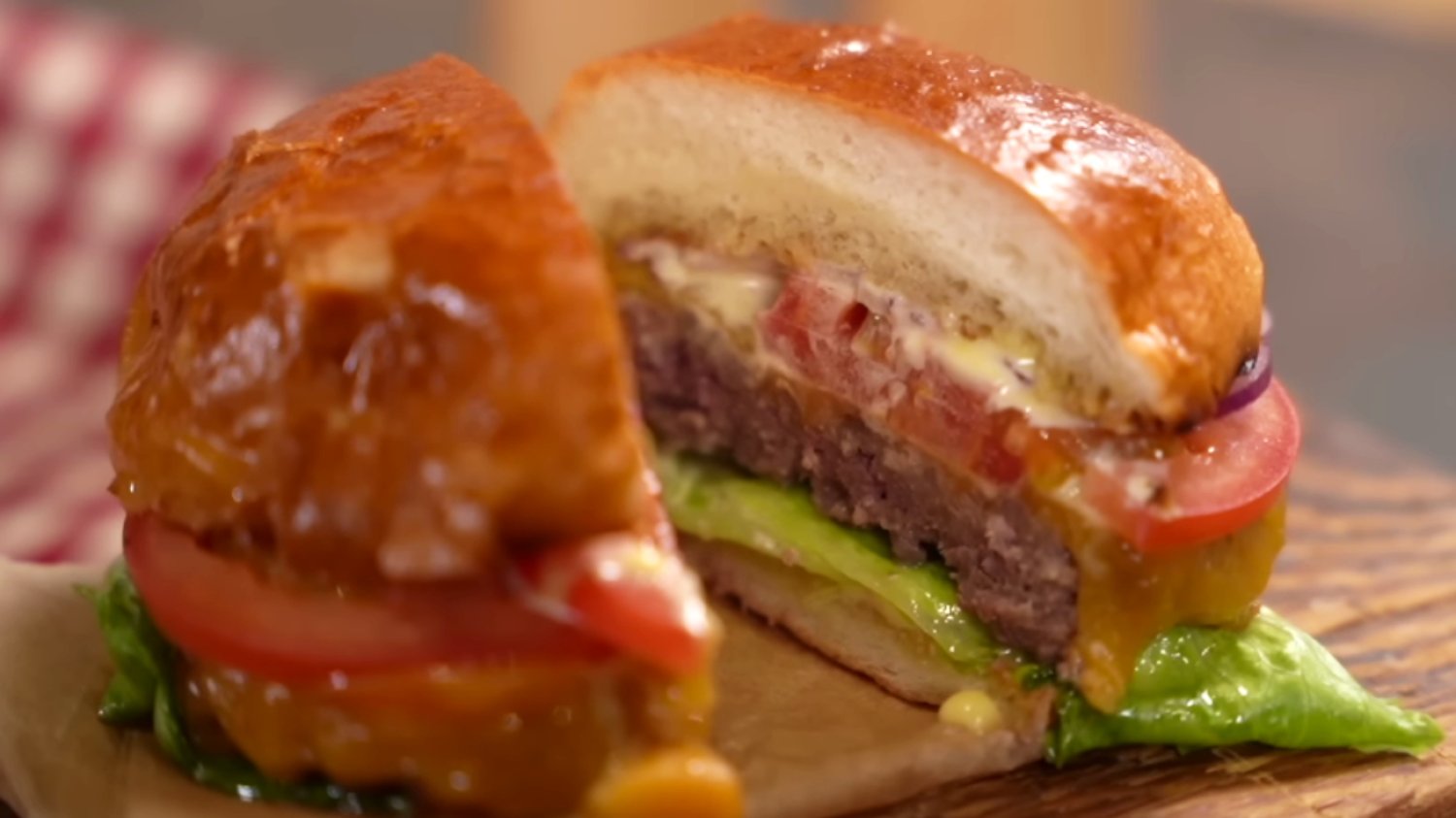Przepis na genialnego Smash Burgera. Hit z TikToka, który przygotujesz sam