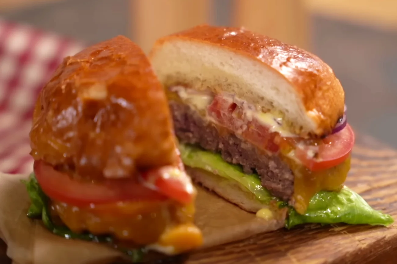 Przepis na genialnego Smash Burgera. Hit z TikToka, który przygotujesz sam