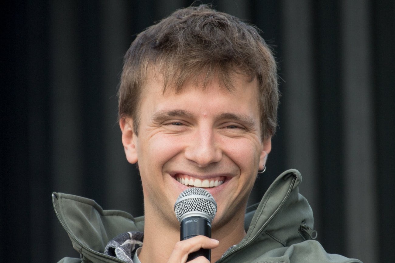 Maciej Musiał wstawił na Instagram zdjęcie w krótkiej spódniczce.