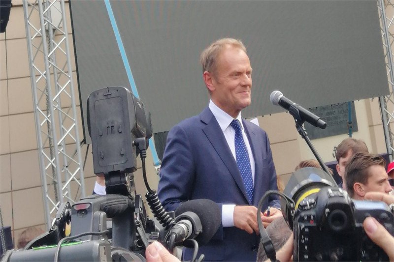 Donald Tusk dwukrotnie przemawiał do publiczności zgromadzonej na kampusie głównym UW.