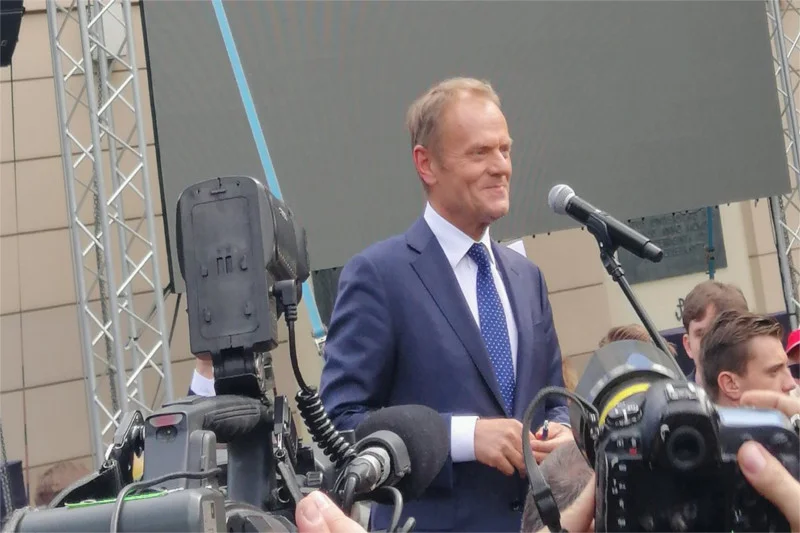 Donald Tusk dwukrotnie przemawiał do publiczności zgromadzonej na kampusie głównym UW.