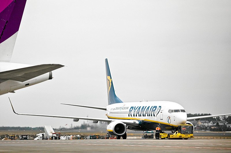 Trójka niedoszłych pasażerów lotu z Gdańska do Warszawy wtargnęła w poniedziałek na płytę lotniska w Rębiechowie, by ścigać samolot, na który się spóźnili.