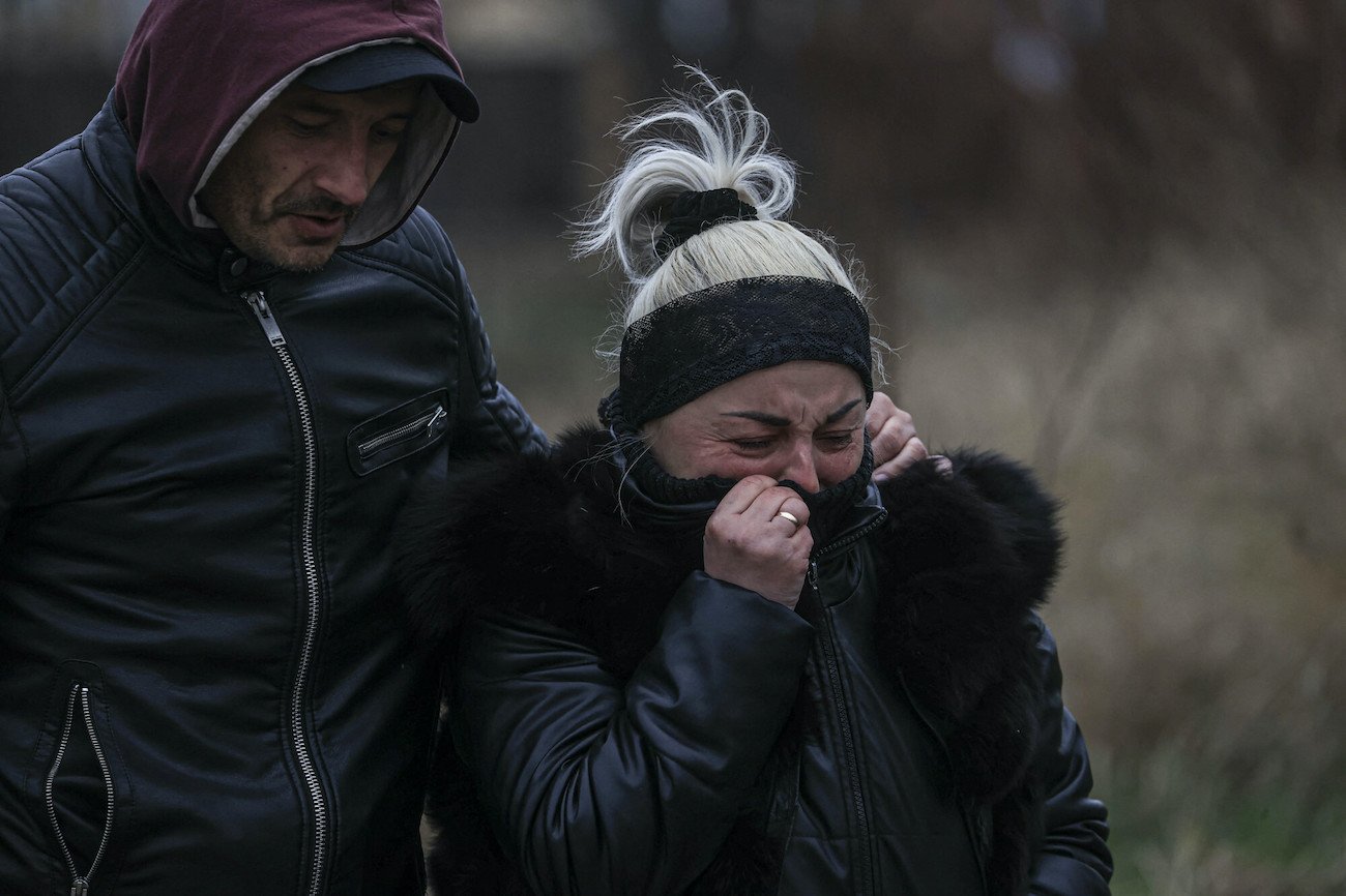 Bucza, 13 kwietnia. Ukraińska kobieta płacze po identyfikacji ciała bliskiej osoby zamordowanej przez rosyjskich żołnierzy.