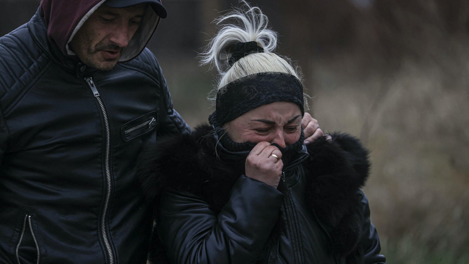 Bucza, 13 kwietnia. Ukraińska kobieta płacze po identyfikacji ciała bliskiej osoby zamordowanej przez rosyjskich żołnierzy. Bucza, 13 kwietnia. Ukraińska kobieta płacze po identyfikacji ciała bliskiej osoby zamordowanej przez rosyjskich żołnierzy.
