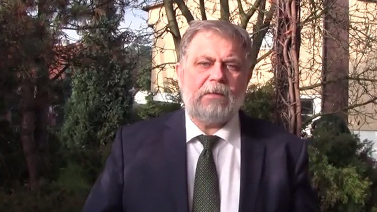 Dotychczas tylko duże miasta miały odwagę zaprosić uchodźców. Burmistrz 16-tysięcznego Julian Kruszyński zaszokował. Nie tylko zaprasza, ale też obiecuje mieszkanie dla imigrantów.  Zaapelował do Beaty Szydło o zmianę polityki wobec uchodźców. – Nie możem
