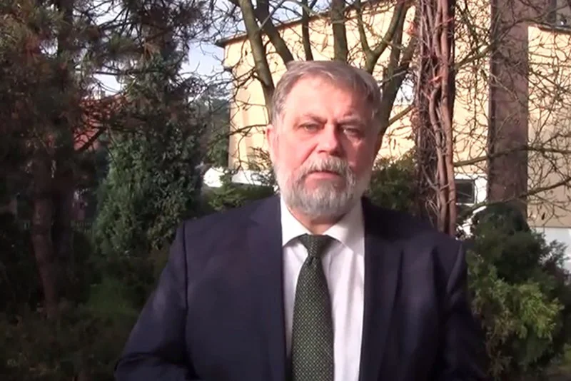 Dotychczas tylko duże miasta miały odwagę zaprosić uchodźców. Burmistrz 16-tysięcznego Julian Kruszyński zaszokował. Nie tylko zaprasza, ale też obiecuje mieszkanie dla imigrantów.  Zaapelował do Beaty Szydło o zmianę polityki wobec uchodźców. – Nie możem