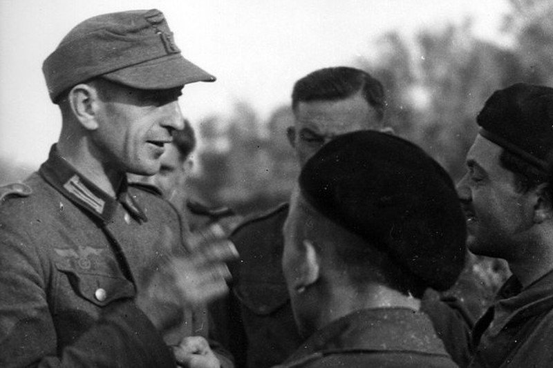Wcielony siłą do Wehrmachtu Polak rozmawia w 1944 roku w Normandii z żołnierzami 1 Dywizji Pancernej gen. Stanisława Maczka.