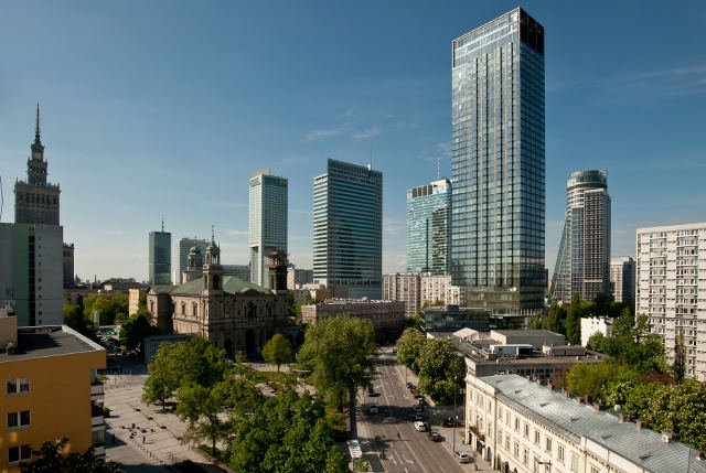 Wieżowiec Cosmopolitan góruje nad centrum Warszawy.