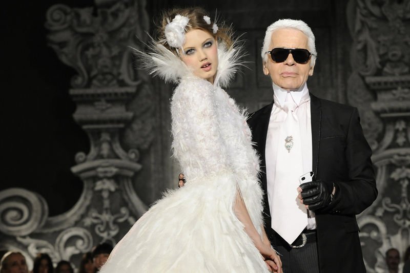 Chanel haute-couture, jesień-zima 2012/13. Karl Lagerfeld i topmodelka Lindsey Wixson