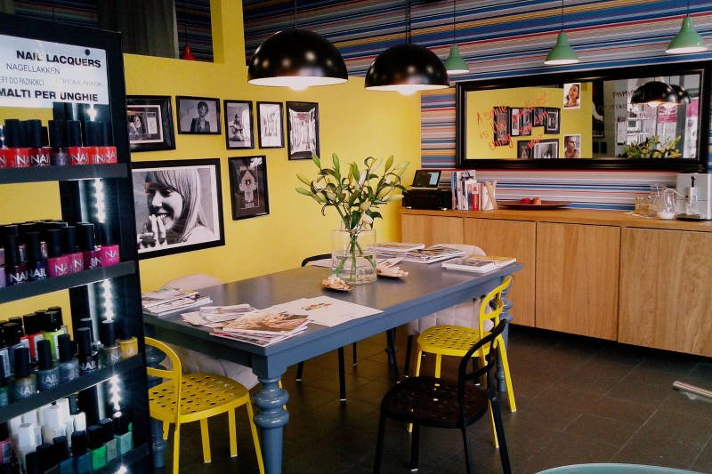 Wnętrze salonu Kobiety i Kolory wygląda jak ładnie urządzone  mieszkanie, a nie gabinet kosmetyczny.