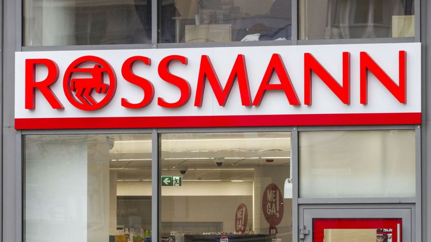 Perfumy na promocji w Rossmannie. To świetny prezent na Walentynki.
