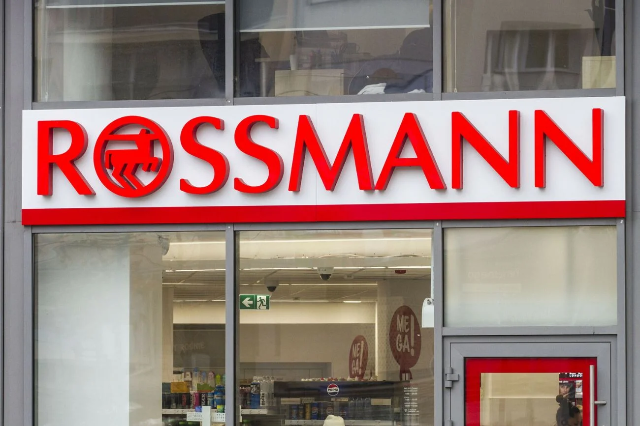 Perfumy na promocji w Rossmannie. To świetny prezent na Walentynki.