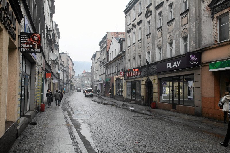 Właśnie tak większość wyobraża sobie średnie miasto w Polsce - ponure, ciche i niezbyt ładne. Jedna przez kilka lat wszystko to się poprawiło. To, co może takie miasta pogrzebać to brak mieszkańców.