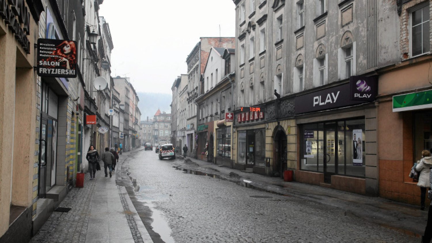 Właśnie tak większość wyobraża sobie średnie miasto w Polsce - ponure, ciche i niezbyt ładne. Jedna przez kilka lat wszystko to się poprawiło. To, co może takie miasta pogrzebać to brak mieszkańców.