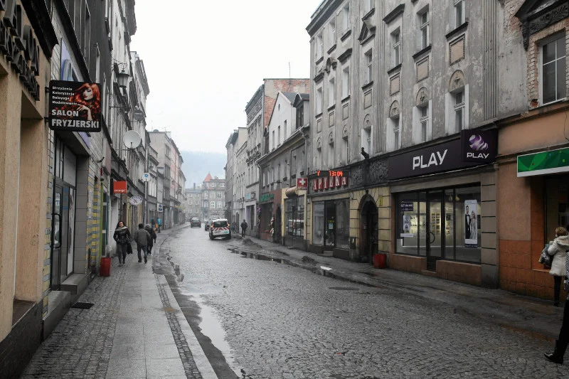 Właśnie tak większość wyobraża sobie średnie miasto w Polsce - ponure, ciche i niezbyt ładne. Jedna przez kilka lat wszystko to się poprawiło. To, co może takie miasta pogrzebać to brak mieszkańców.