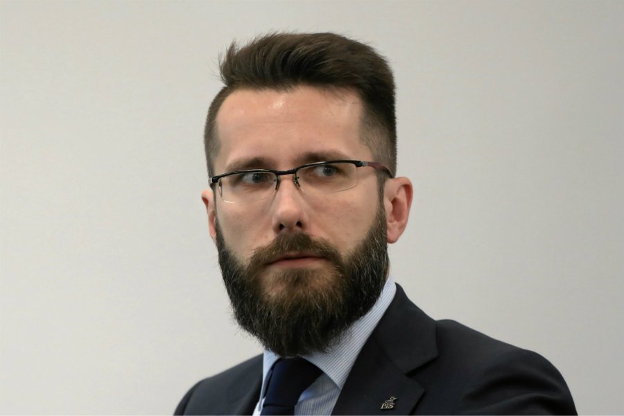 Radosław Fogiel ma wykształcenie średnie. Ukończył liceum katolickie.