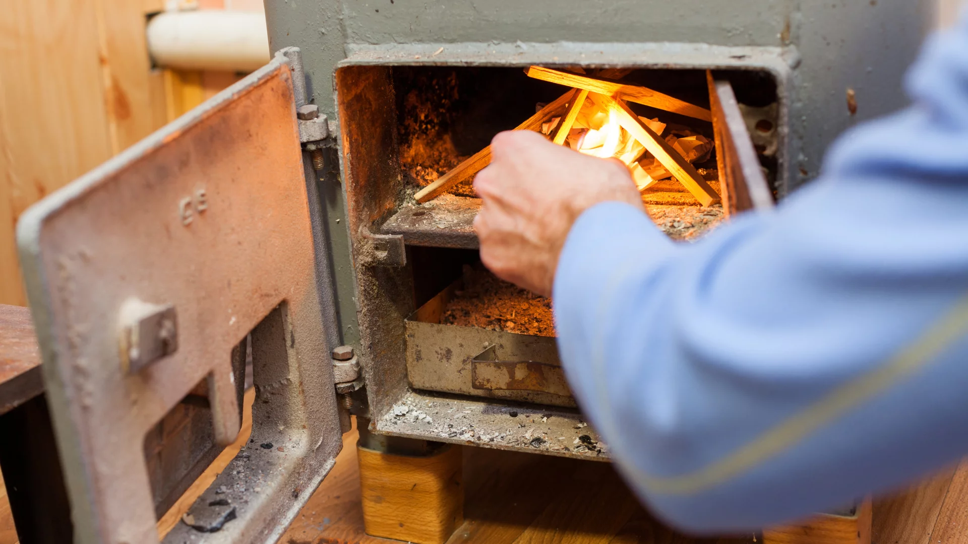 Jakim drewnem nie można palić w kominku lub piecu? Wilgotność ma znaczenie Zakaz palenia mokrym drewnem. Gdzie obowiązuje?