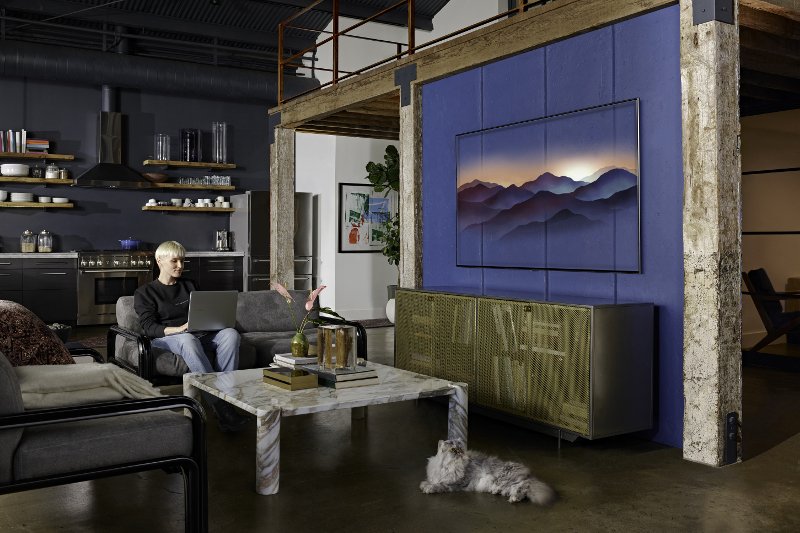 Duży telewizor wkomponujemy w przestrzeń znacznie łatwiej, niż kiedyś.