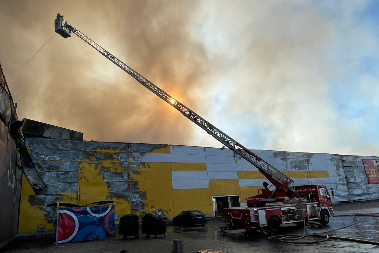 Pożar hali Marywilska 44 na Białołęce. Setki zdjęć i filmów w sieci