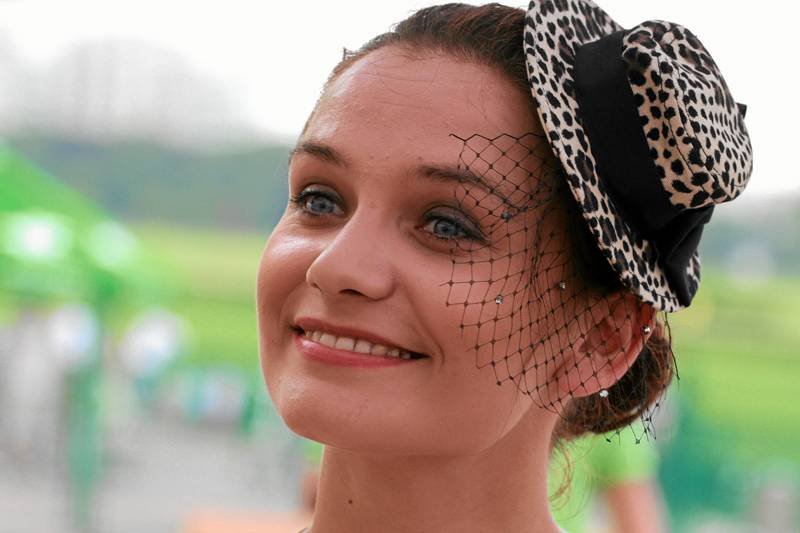 Ilona Klejnowska podczas konkursu na najpiękniejszy kapelusz (Tor wyścigów konnych na Służewiu, Warszawa)