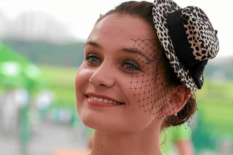 Ilona Klejnowska podczas konkursu na najpiękniejszy kapelusz (Tor wyścigów konnych na Służewiu, Warszawa)