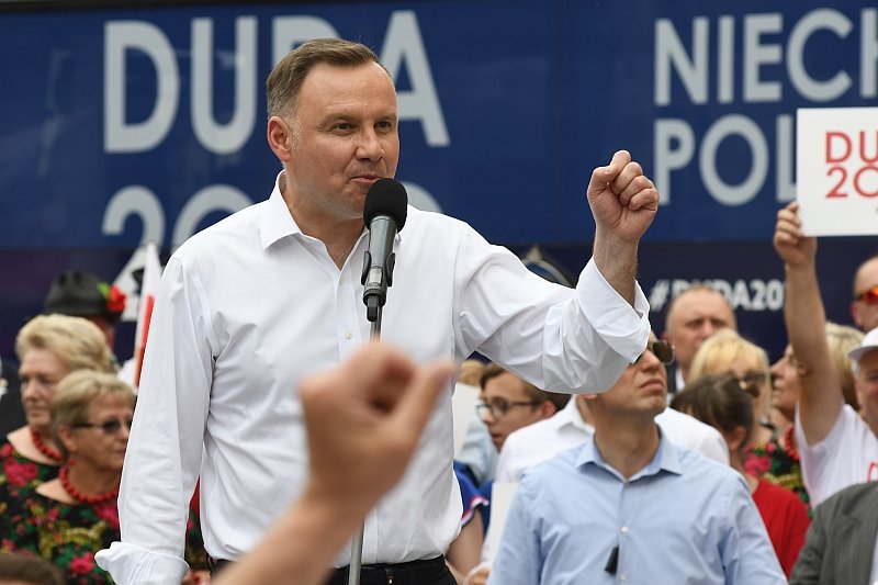 Pokojowo protestujący mężczyzna został zaatakowany na wiecu prezydenta Andrzeja Dudy przez sympatyków PiS.