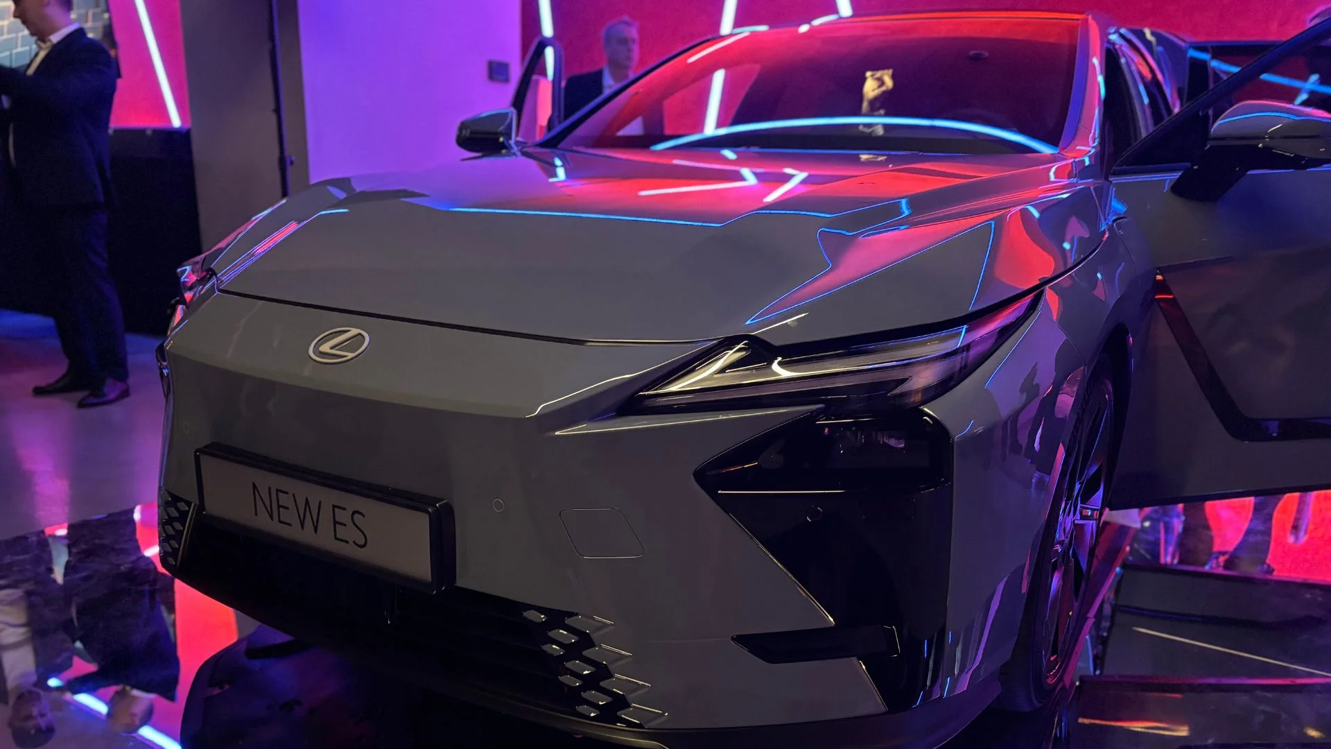 Lexus ES premiera