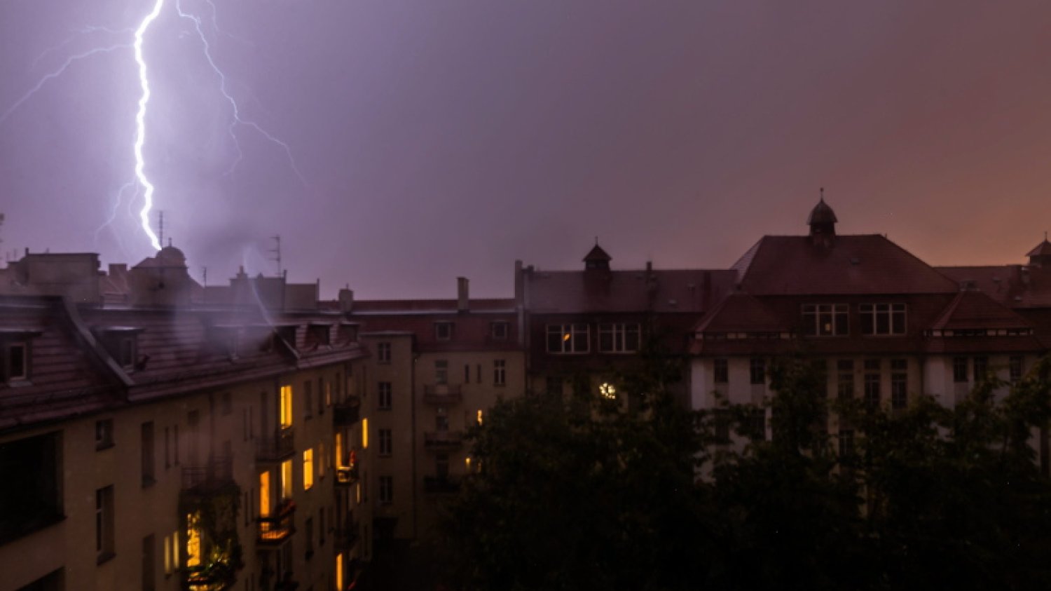 Burze są tak intensywne, że aż robi się ciemno.