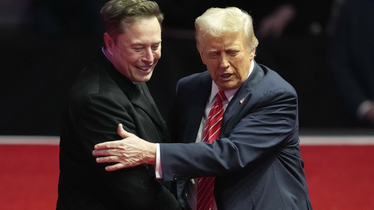 Miliarder Elon Musk w objęciach prezydenta USA Donalda Trumpa. Miliarder Elon Musk w objęciach prezydenta USA Donalda Trumpa.