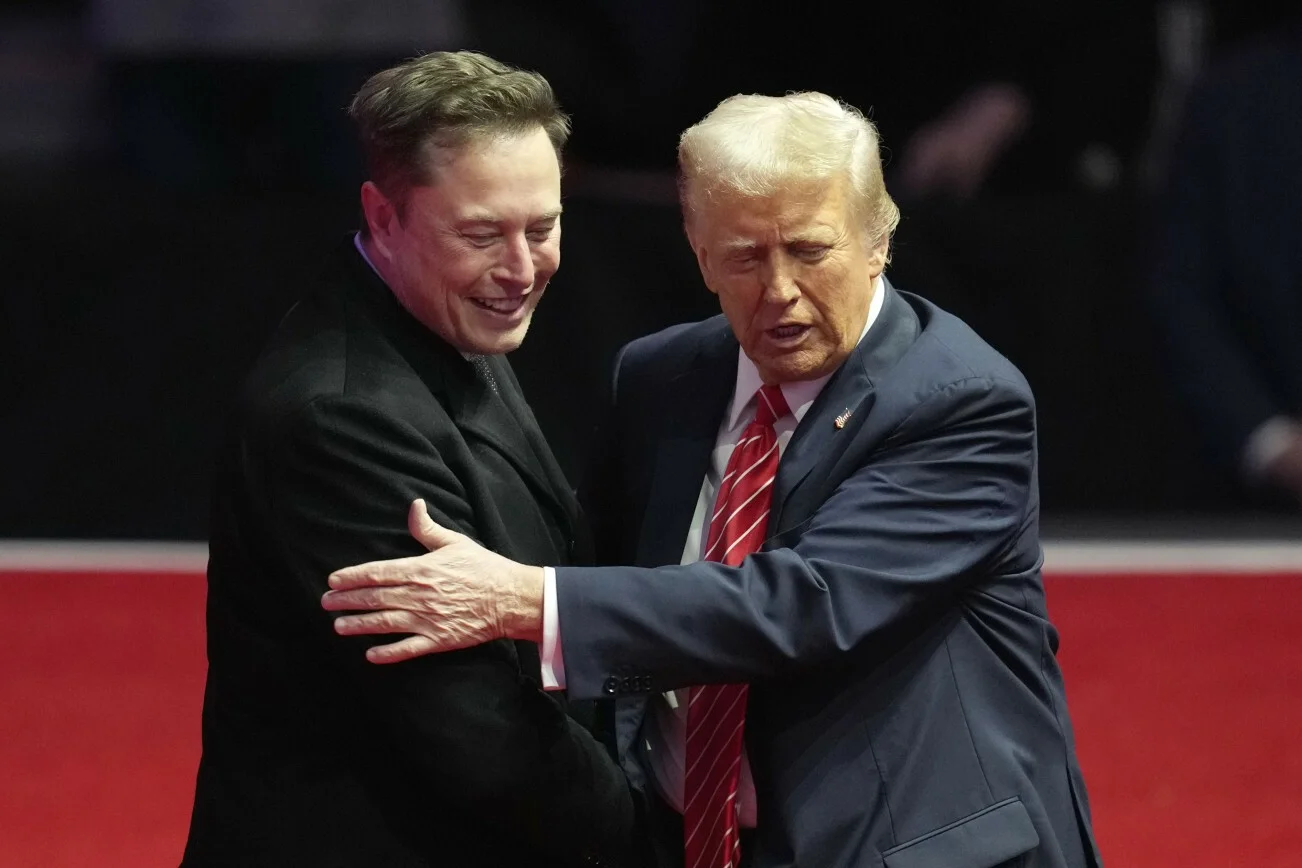 Miliarder Elon Musk w objęciach prezydenta USA Donalda Trumpa.