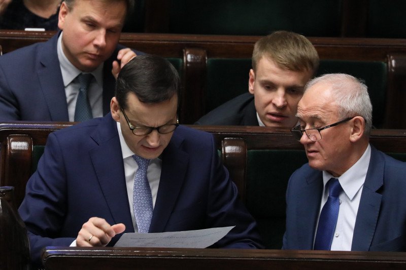 Premier Mateusz Morawiecki i minister energii Krzysztof Tchórzewski w trakcie błyskawicznej sejmowej debaty nad nowelizacją ustawy, która ma zablokować wzrost cen prądu w przyszłym roku.