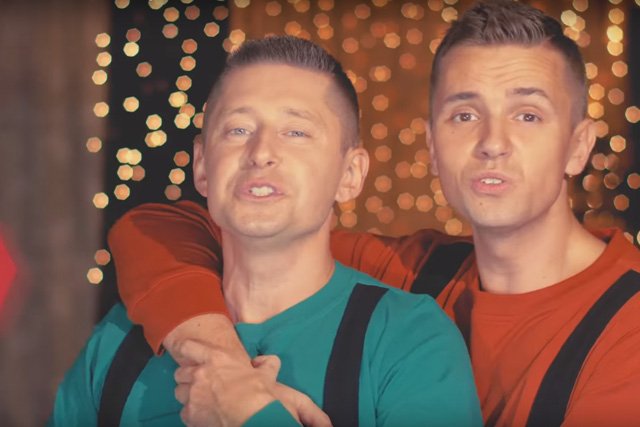 Jakub Kwieciński nagrał z partnerem i przyjaciółmi świąteczną piosenkę, a dwa dni później stracił pracę w TVP. Jest przekonany, że to z powodu swojej orientacji seksualnej.